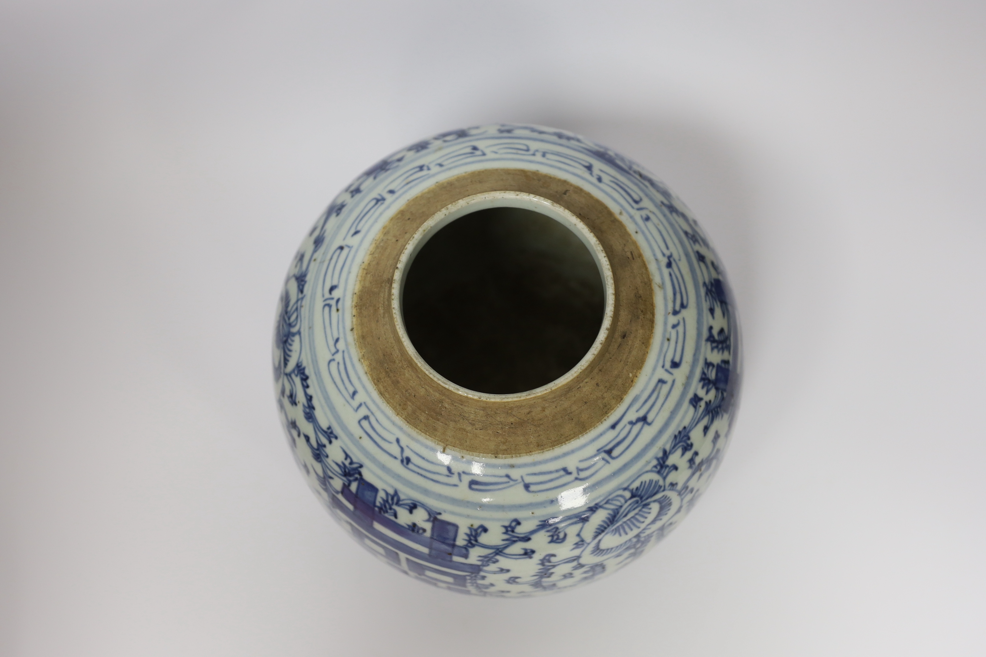 An early 19th century Chinese blue and white jar, 20cm